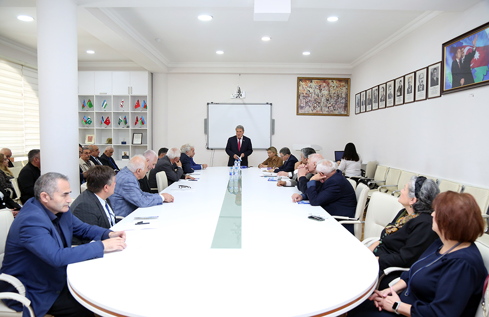 İctimai Elmlər Bölməsinin Elmi seminarında “Çarəsiz qalanda...