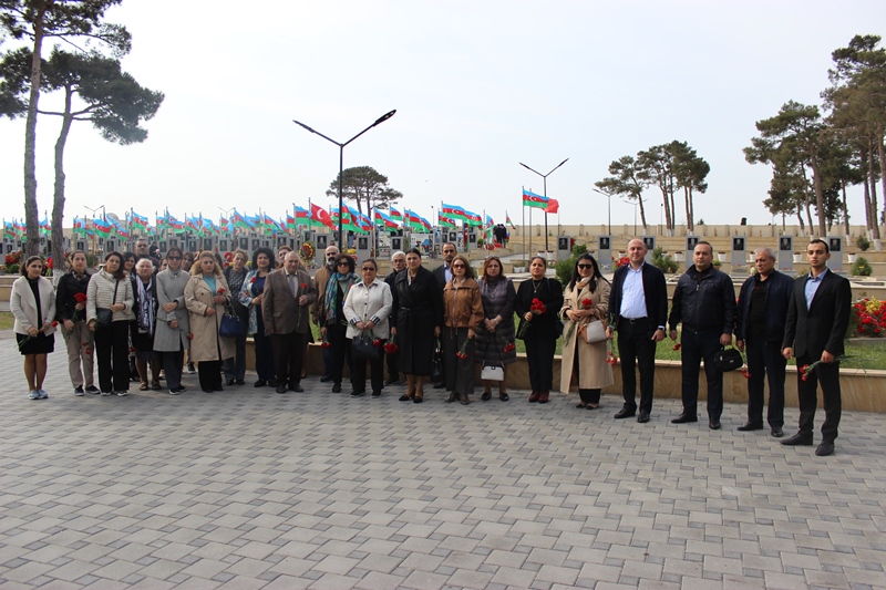 Şərqşünaslıq İnstitutunun kollektivi II Fəxri xiyabanda şəhi...