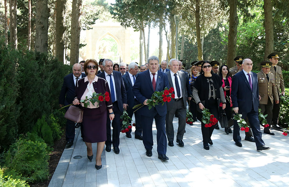 AMEA-nın kollektivi Ümummilli Lider Heydər Əliyevin məzarını...