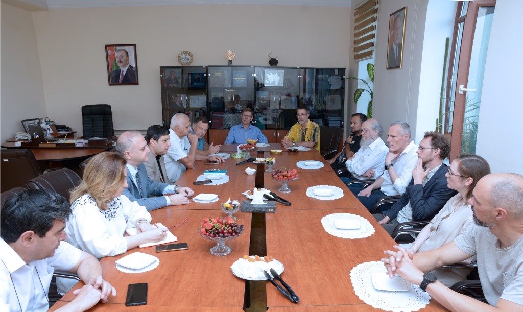 Beynəlxalq arxeoloji ekspedisiyanın üzvləri ilə görüş keçiri...