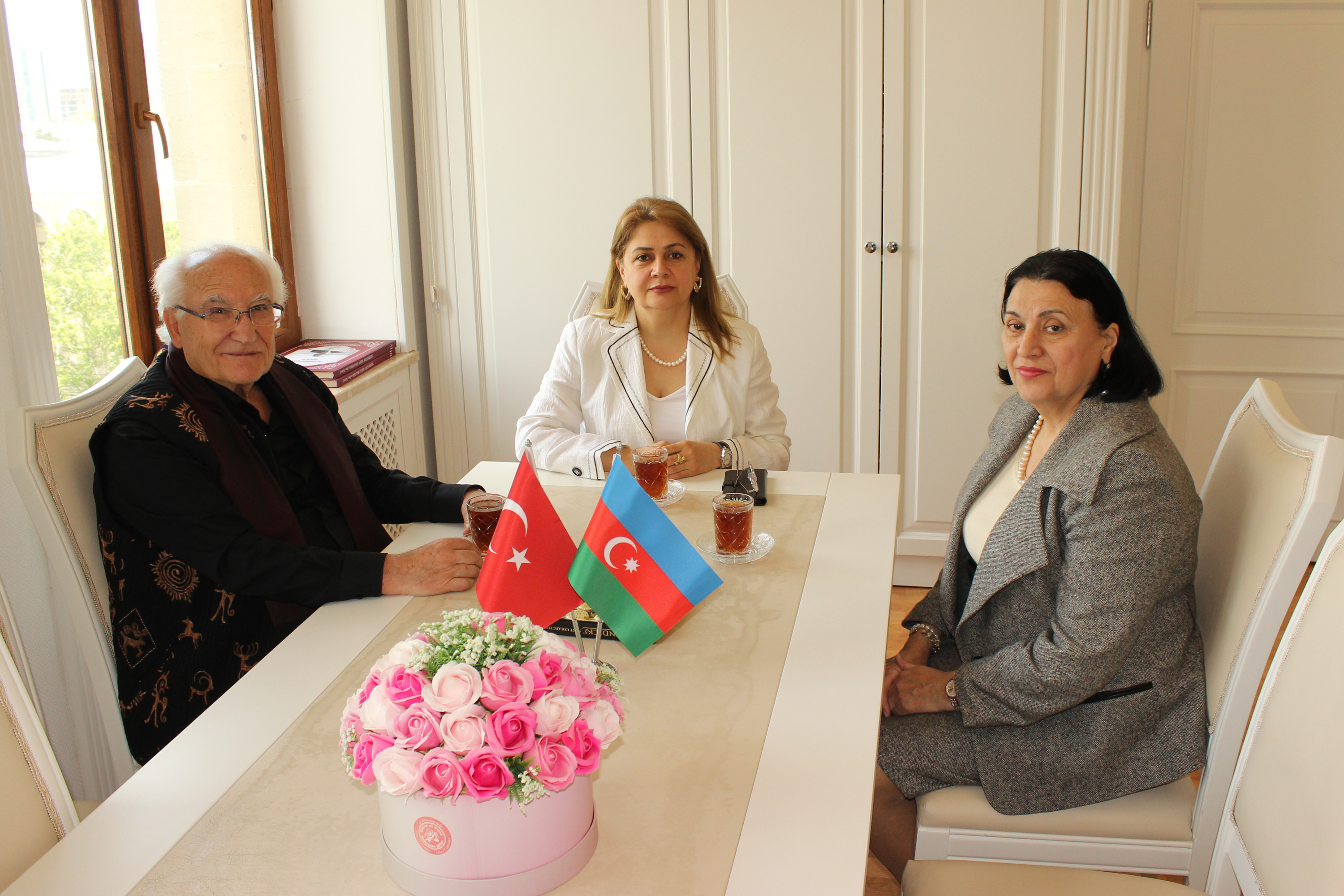 Şərqşünaslıq İnstitutunda almaniyalı türk yazıçı Yücəl Feyzi...