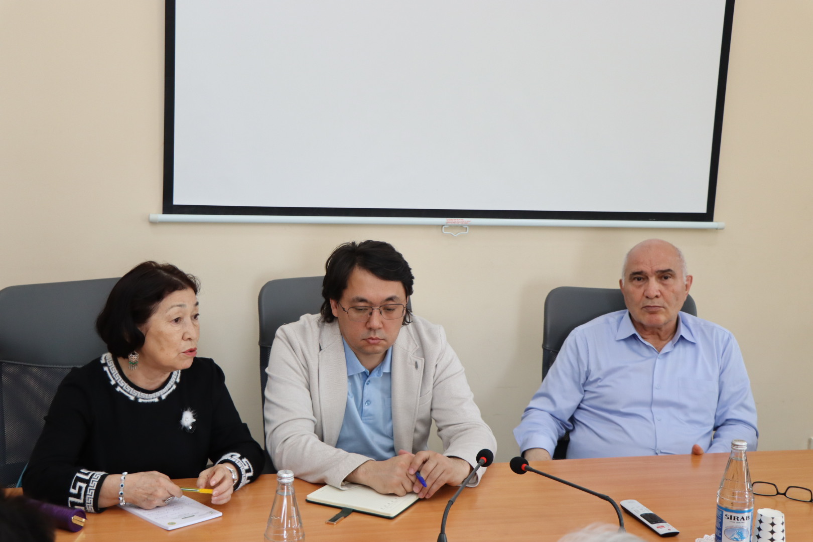 Tarix və Etnologiya İnstitutunda qazaxıstanlı alimlərlə görü...